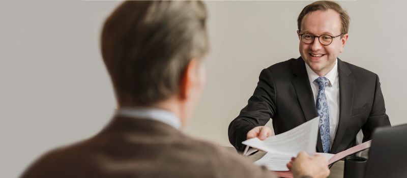 Dr. Andreas Hitzel, LL.M (Cambridge) im Kundengespräch