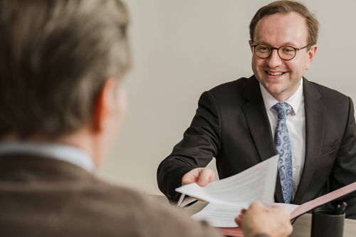 Dr. Andreas Hitzel, LL.M. (Cambridge) im Kundengespraech